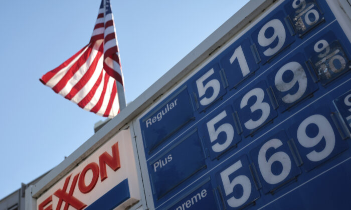 Hoa Kỳ: Người tiêu dùng sẽ tốn thêm 160 tỷ USD cho xăng do giá tăng