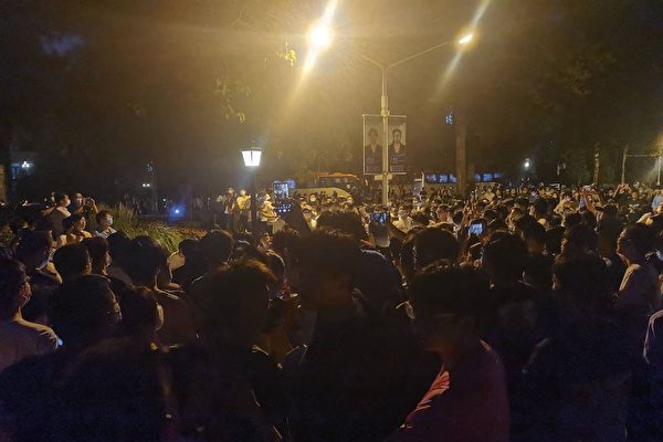 Sinh viên Đại học Thiên Tân biểu tình phản đối phong tỏa, hô vang ‘Đả đảo chế độ quan liêu’