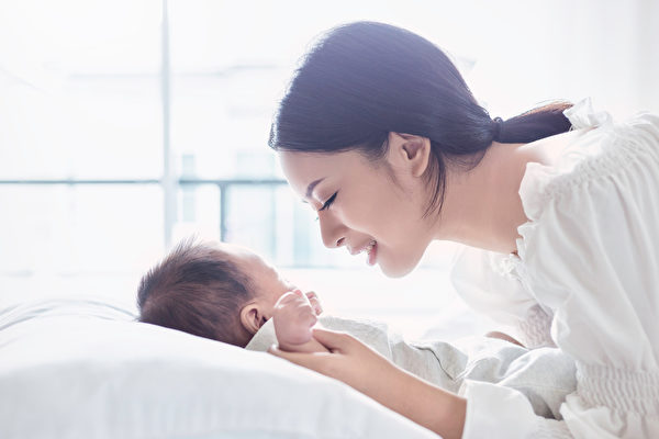 Giao tiếp bằng mắt làm sâu sắc thêm tình thân