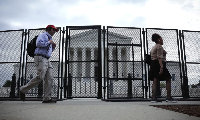Hoa Kỳ: Hàng rào dựng lên xung quanh Tối cao Pháp viện giữa các cuộc biểu tình phá thai