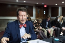 Ủy viên FDA: Tình trạng thiếu hụt sữa công thức trẻ em có thể bắt đầu giảm nhẹ ‘trong vòng vài ngày’