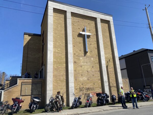 Ottawa: Đoàn xe Rolling Thunder rời đi khi Cảnh sát điều tra hình vẽ ‘có động cơ thù ghét’ tại nhà thờ