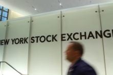 Chứng khoán thế giới trượt giảm trong khi vẫn tồn tại mối lo ngại về tăng trưởng, các tài sản trú ẩn an toàn tăng