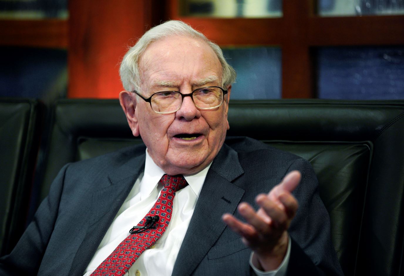 Tỷ phú Warren Buffett bán cổ phiếu BYD tác động đến nhà đầu tư phổ thông ra sao?