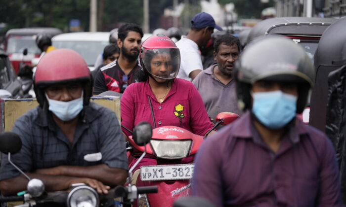 Sri Lanka ngừng bán nhiên liệu cho xe cá nhân, đóng cửa trường học