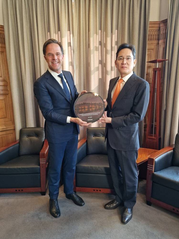CEO Samsung đến thăm Hà Lan để củng cố chuỗi giá trị sản xuất vi mạch bán dẫn