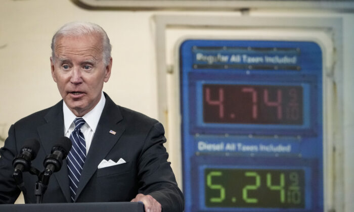 Các chuyên gia ngành năng lượng và các nhà kinh tế bác bỏ đề nghị miễn thuế xăng của Tổng thống Biden