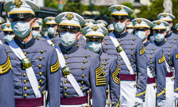 Sinh viên tốt nghiệp West Point thách thức ban lãnh đạo Học viện Quân sự