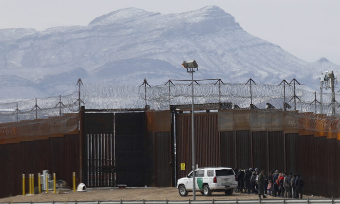 Cơ quan Tuần tra Biên giới Hoa Kỳ cảnh báo những người nhập cư bất hợp pháp về sự chết chóc, nguy hiểm của việc vượt biên