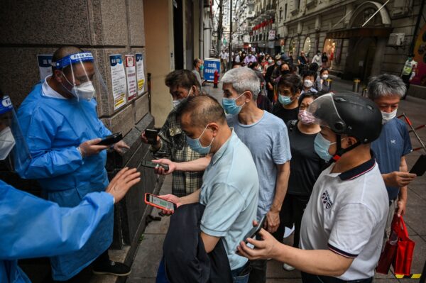 Thượng Hải dỡ bỏ phong tỏa sau 9 tuần, nhưng người dân vẫn thận trọng