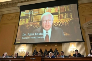 Cựu cố vấn John Eastman của ông Trump tuyên bố bị các đặc vụ FBI thu giữ điện thoại ‘khám người’