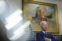 Ông Biden đề nghị tạm dừng áp thuế để giúp hạ giá xăng