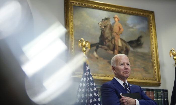 Ông Biden đề nghị tạm dừng áp thuế để giúp hạ giá xăng