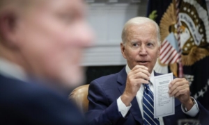 Tổng thống Biden vô tình để lộ giấy ‘nhắc tuồng’ chi tiết các việc cần làm tại một hội nghị