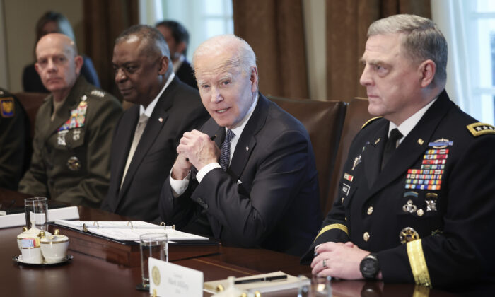 TT Biden tăng tốc sự thúc đẩy của ông Obama cho một quân đội ‘thức tỉnh’, làm suy yếu tính sẵn sàng chiến đấu