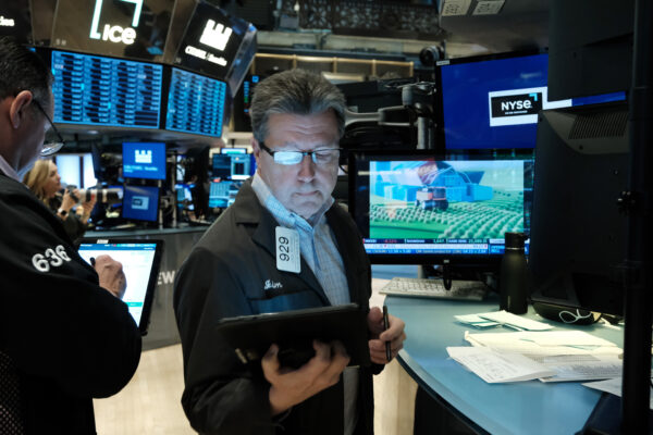 S&P 500 rơi vào thị trường giá xuống — Những điều quý vị cần biết
