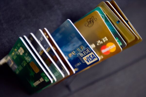 Thẻ nhựa: Các vấn đề với thẻ ghi nợ và thẻ tín dụng phức tạp hơn chúng ta nghĩ
