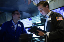 Wall Street tăng điểm sau khi Fed bảo đảm về lãi suất