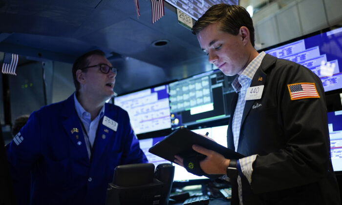 Wall Street tăng điểm sau khi Fed bảo đảm về lãi suất
