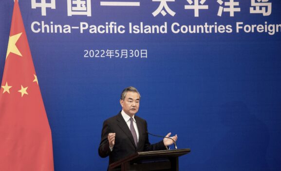 Các chuyên gia chế giễu tuyên bố rằng ngoại trưởng Úc một tay phá vỡ Hiệp ước Trung Quốc-Thái Bình Dương