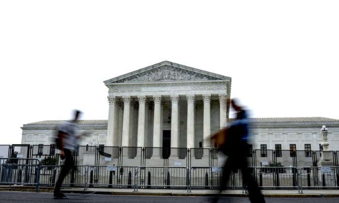 SCOTUS phán quyết có lợi cho huấn luyện viên bóng bầu dục bị sa thải vì cầu nguyện