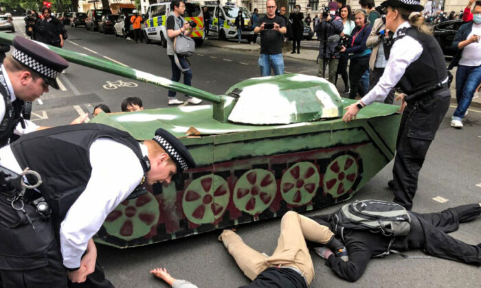 ‘Chiếc bánh hình xe tăng’ bị kiểm duyệt trước ngày kỷ niệm vụ thảm sát Thiên An Môn