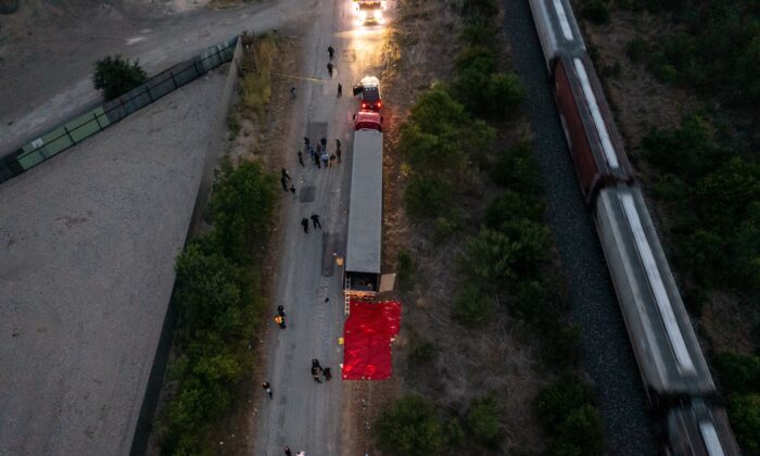 Thống đốc Texas: TT Biden chịu trách nhiệm về việc 50 người nhập cư bất hợp pháp tử vong trong xe tải