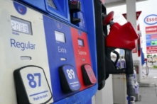 Giá xăng đang tăng cao ở Canada dự kiến tiếp tục leo thang vào tuần tới