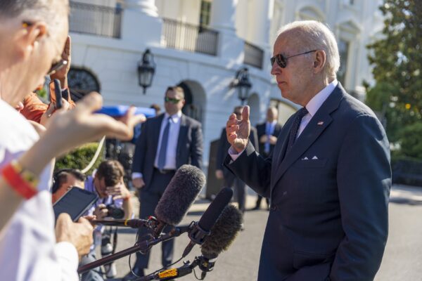 Tòa Bạch Ốc: TT Biden không ủng hộ lệnh cấm bán tất cả súng ngắn