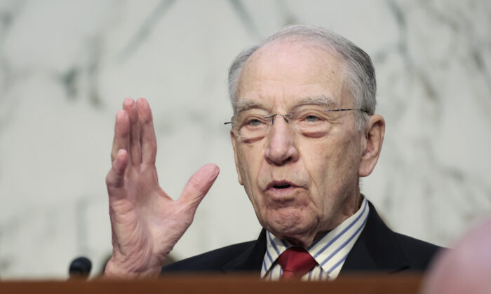 TNS Grassley: Quan chức cao cấp FBI có khả năng vi phạm các quy tắc đạo đức qua hành vi thù hận nhắm vào ông Trump