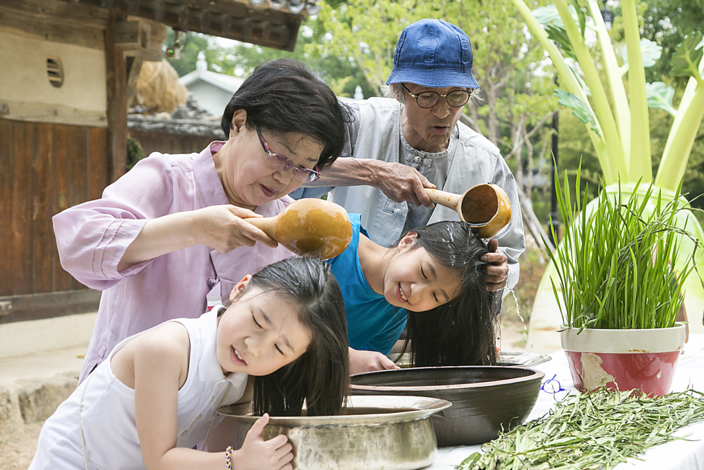 Đạo dưỡng sinh thuận theo Âm Dương Ngũ Hành trong Tết Đoan Ngọ