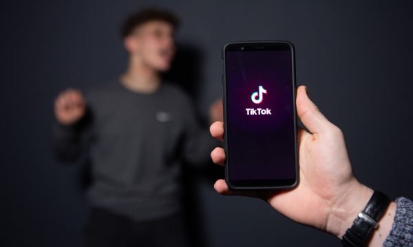 Ủy viên FCC kêu gọi Apple và Google cấm TikTok khỏi kho ứng dụng