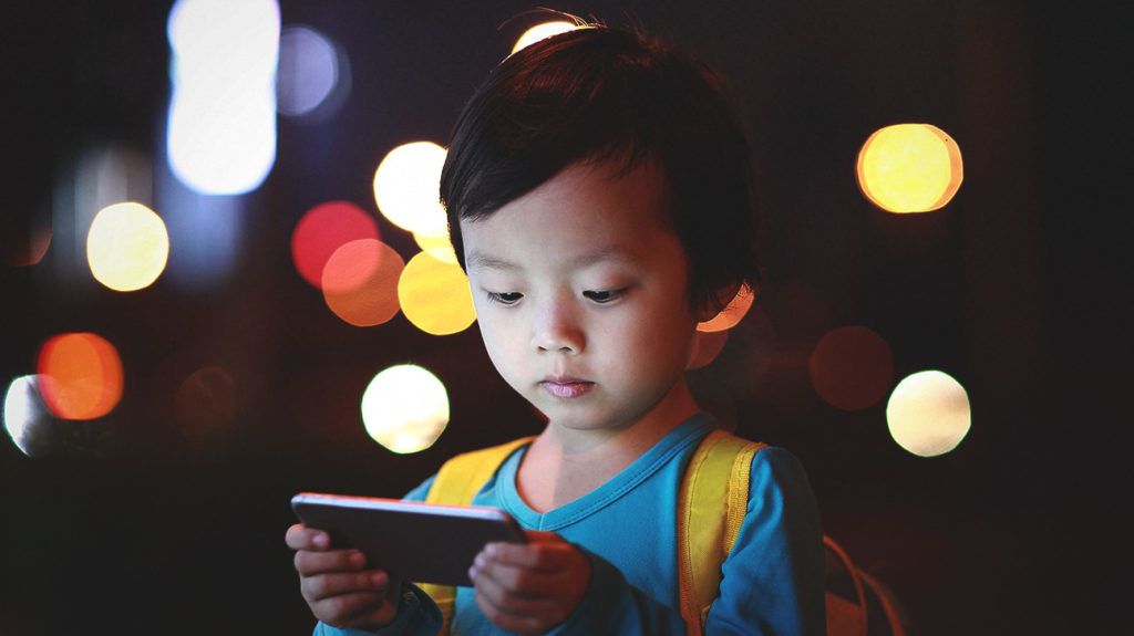 Khóa học dành cho cha mẹ (P.28): Tại sao trẻ em thích chơi điện thoại di động?