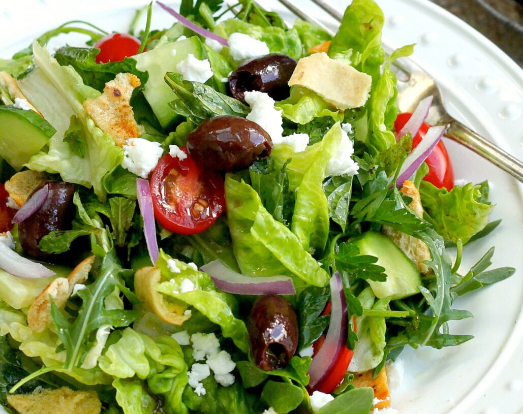 Salad rau xanh tươi kết hợp với bánh mì sấy giòn 
