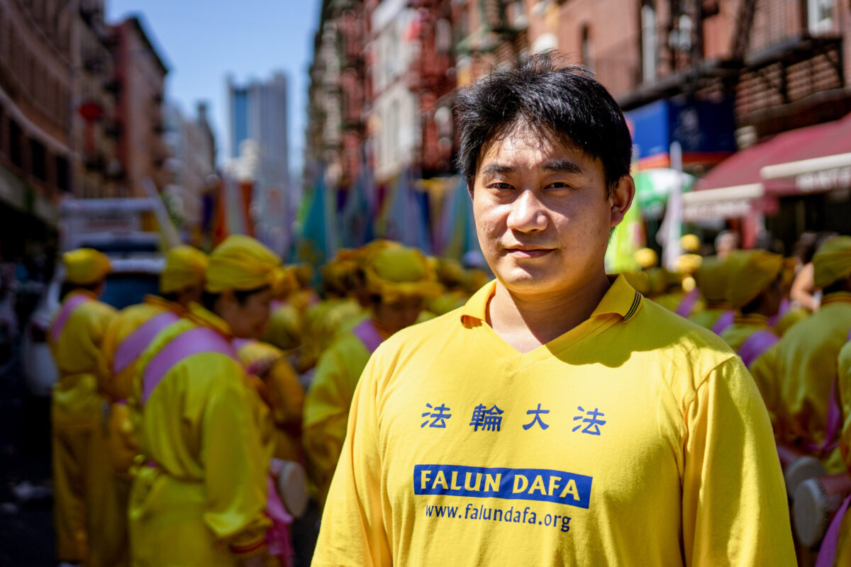 New York: Hàng trăm người quy tụ tại Khu Chinatown để phơi bày cuộc đàn áp Pháp Luân Công