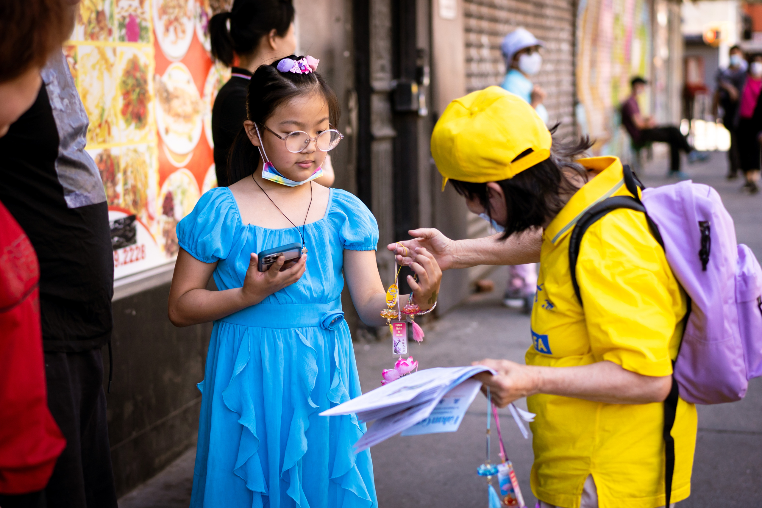 New York: Hàng trăm người quy tụ tại Khu Chinatown để phơi bày cuộc đàn áp Pháp Luân Công