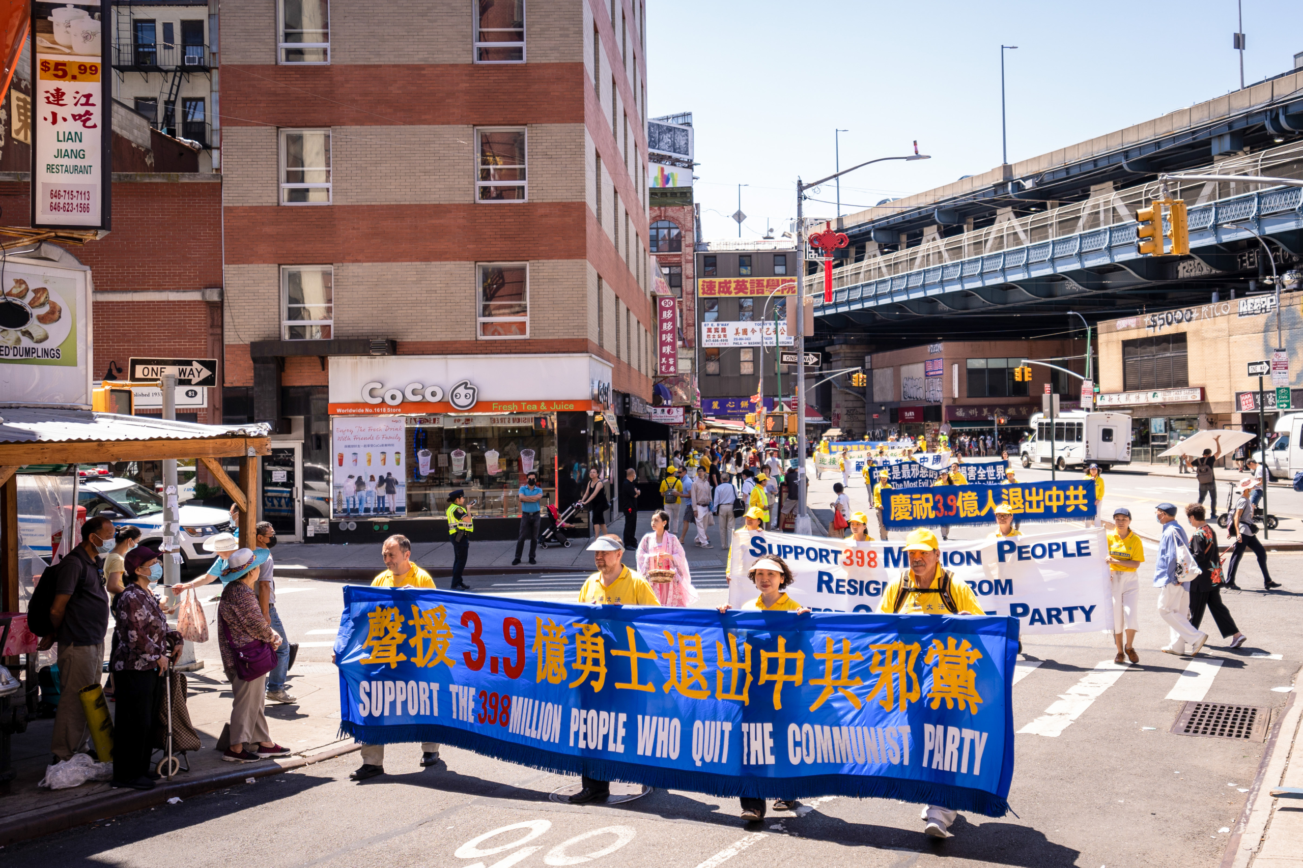 New York: Hàng trăm người quy tụ tại Khu Phố Tàu để phơi bày cuộc đàn áp Pháp Luân Công