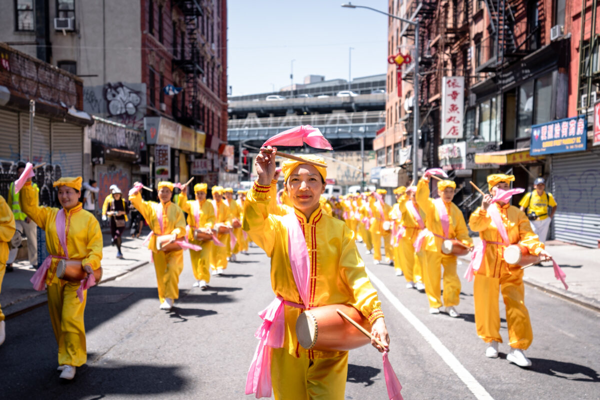 New York: Hàng trăm người quy tụ tại Khu Chinatown để phơi bày cuộc đàn áp Pháp Luân Công