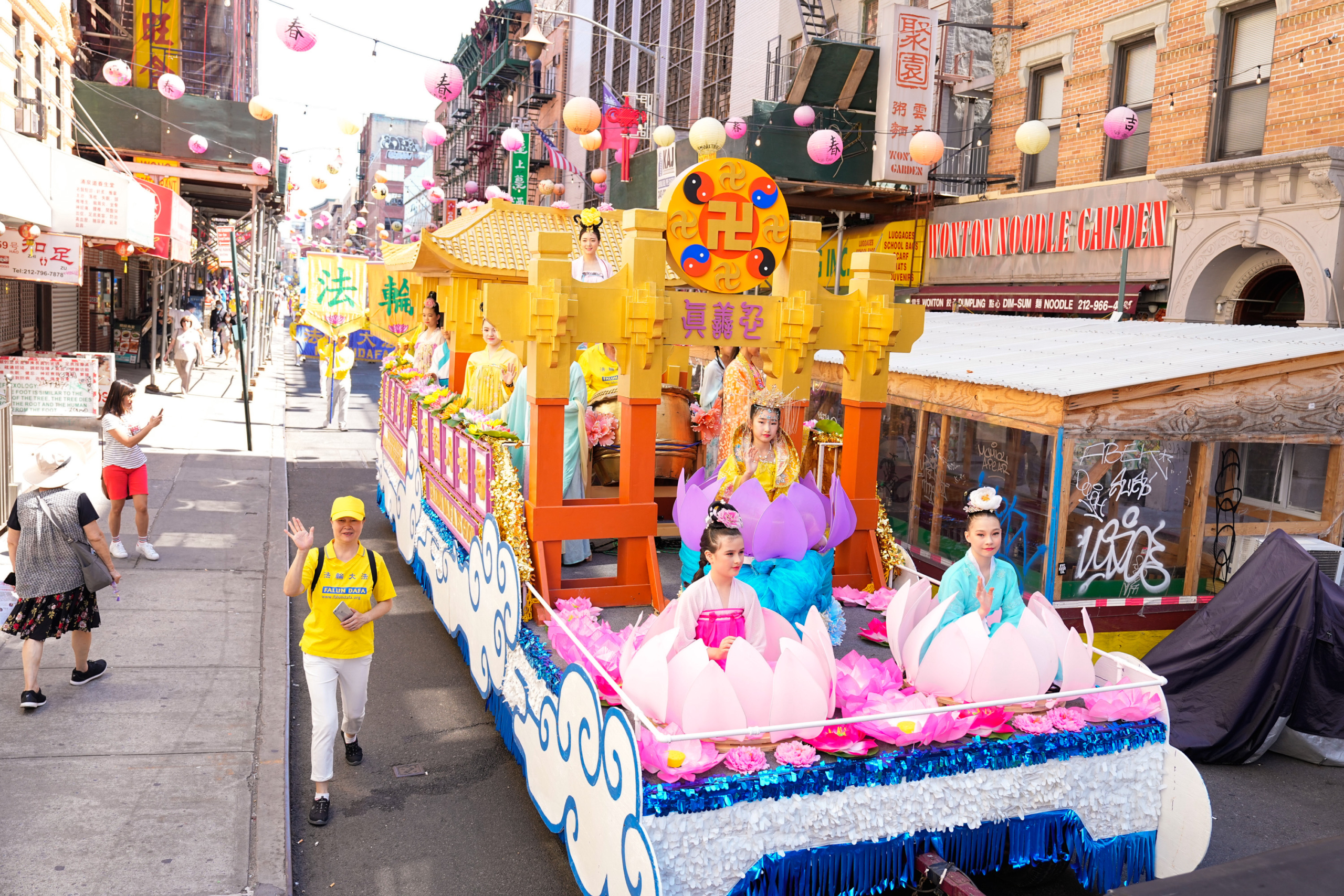 New York: Hàng trăm người quy tụ tại Khu Phố Tàu để phơi bày cuộc đàn áp Pháp Luân Công