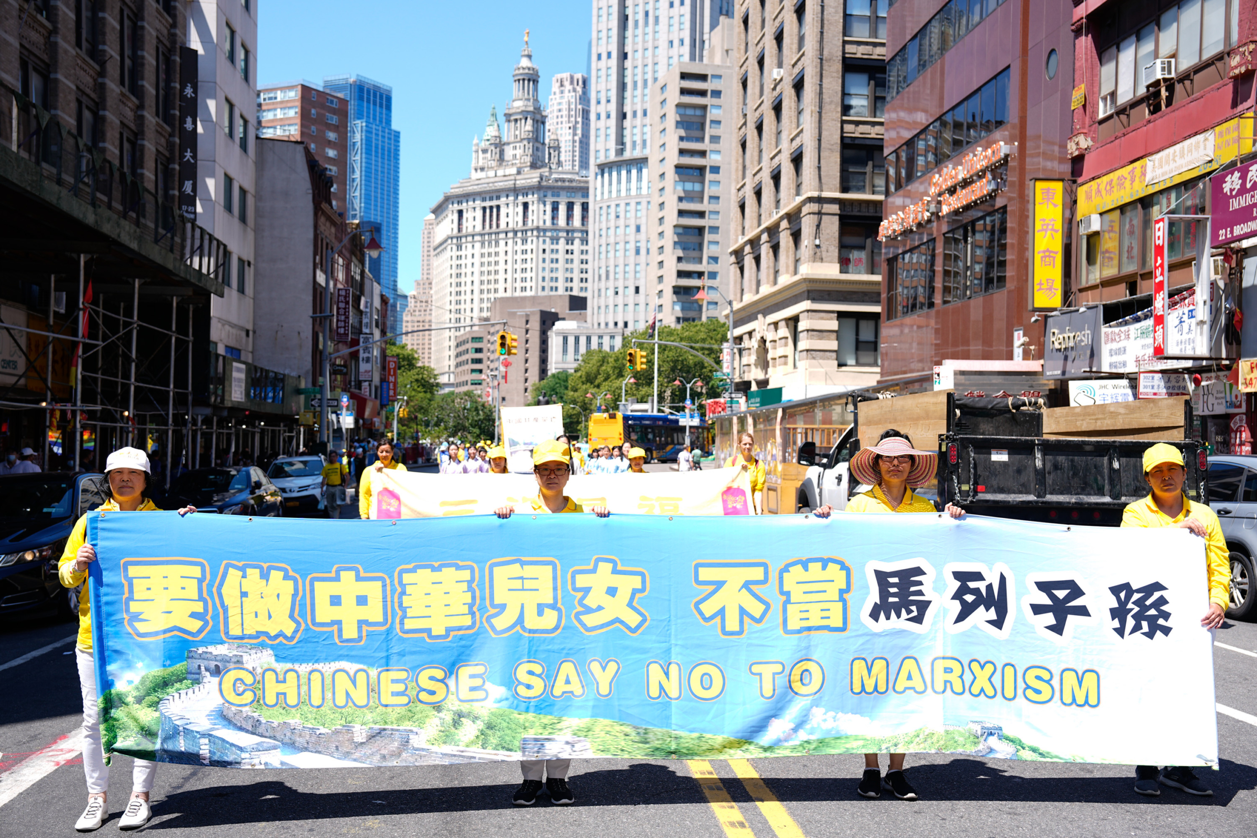 New York: Hàng trăm người quy tụ tại Khu Phố Tàu để phơi bày cuộc đàn áp Pháp Luân Công