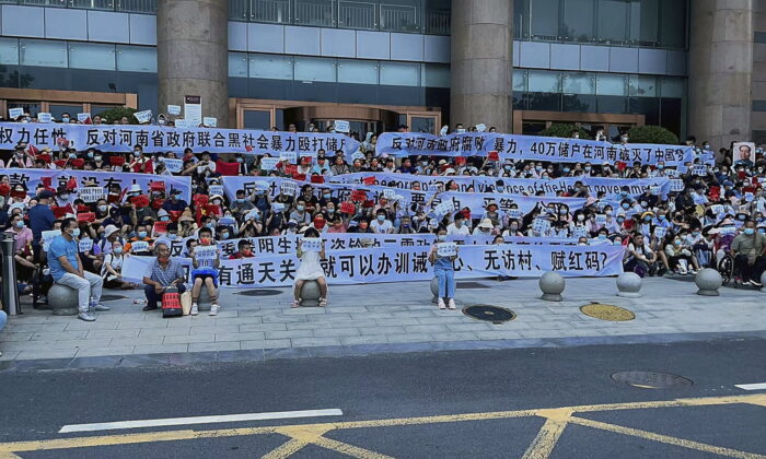 Trung Quốc: Giải tán người biểu tình ngoài ngân hàng bằng vũ lực ở Hà Nam khiến dư luận dậy sóng