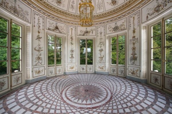 Những khu vườn và sảnh đường biệt lập của cung điện Versailles, Pháp quốc