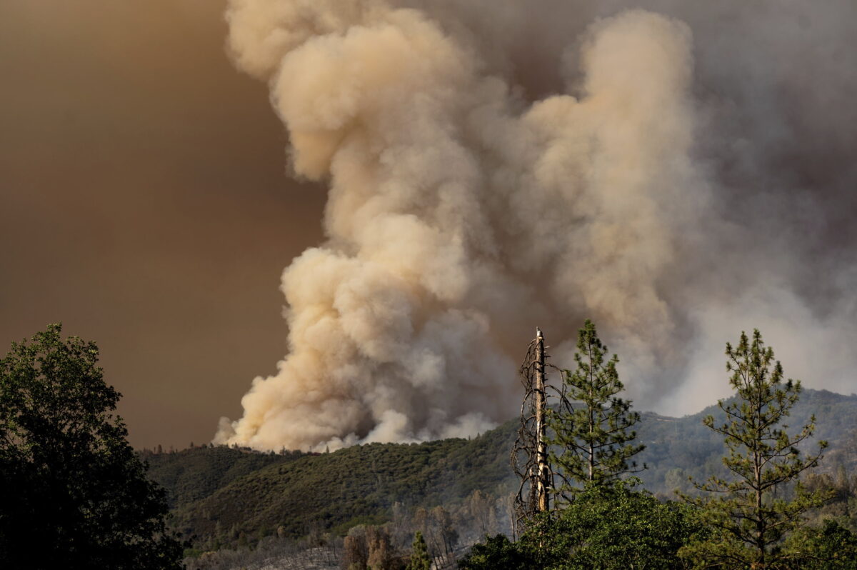 Cháy rừng California bùng cháy ngoài tầm kiểm soát gần Yosemite