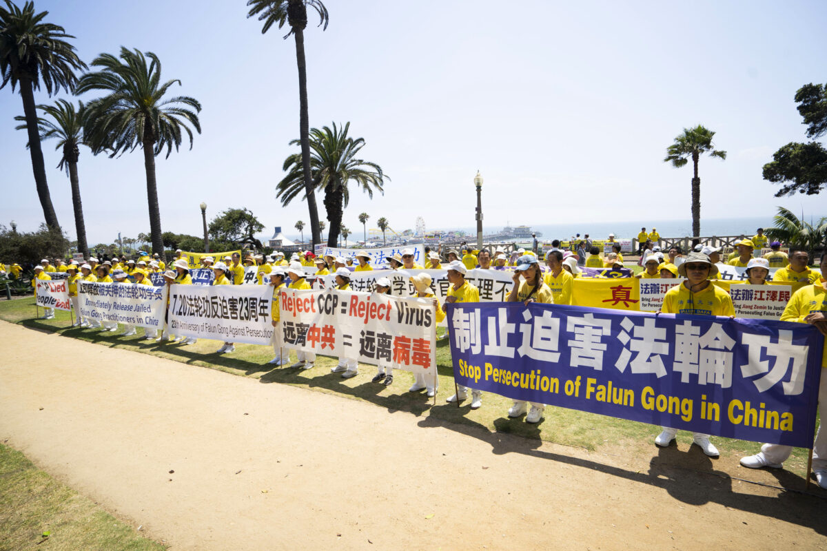 California: Học viên Pháp Luân Công ở Santa Monica phản đối cuộc bức hại kéo dài 23 năm