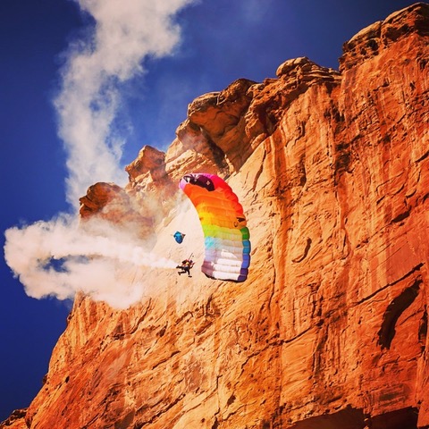 Một vận động viên tự chụp cho mình những bức ảnh đi trên dây qua các đỉnh núi: “Không bị nỗi sợ hãi trói buộc”