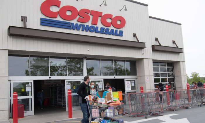 Giám đốc điều hành Costco: Rất nhiều người đang trải qua thời kỳ suy thoái và ‘đang cố gắng sống qua ngày’
