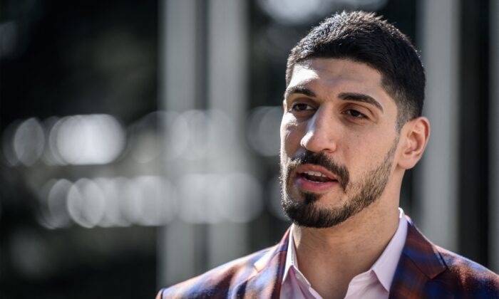 Cầu thủ Enes Kanter Freedom: Truyền cảm hứng cho thanh niên về nhân quyền quan trọng hơn lương bổng