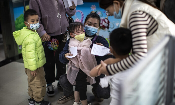 Trẻ em Trung Quốc bị ép buộc ‘khuyến khích’ ông bà chích vaccine COVID