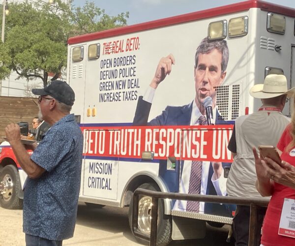 Ông George Soros chi 1 triệu USD để giúp ông Beto O’Rourke hạ bệ Thống đốc Texas Greg Abbott