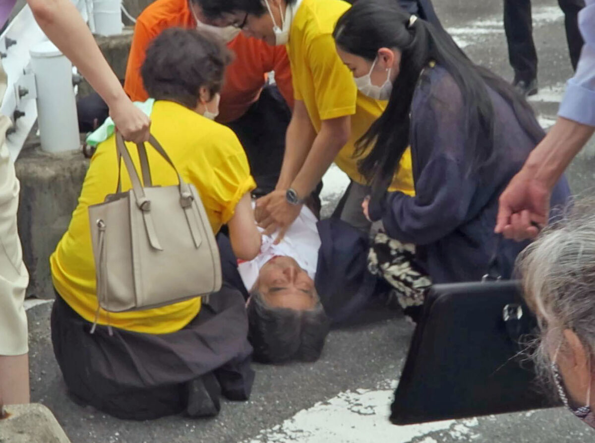 Cựu Thủ tướng Shinzo Abe bị bắn, nghi phạm đã bị bắt